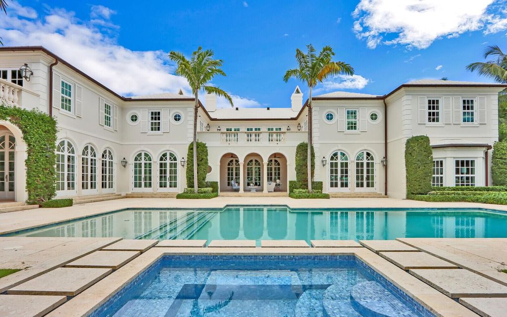1350 N Lake Way, Palm Beach, Florida is a beautiful lakefront mansion was originally constructed in 2013 and billionaire former casino mogul Steve Wynn paid $49 million for this estate in December 2021.