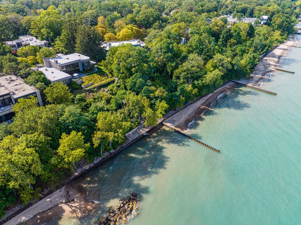 The Home in Glencoe is a luxurious home with great vistas of the lake make for a relax living experience, now available for sale. This home located at 325 Shoreline Ct, Glencoe, Illinois