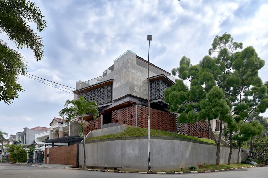 Sarang Nest House in Indonesia by Realrich Architecture Workshop