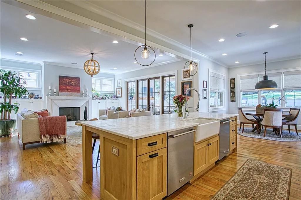 The Estate in Atlanta is a luxurious home beautifully maintained and move-in ready now available for sale. This home located at 3026 W Roxboro Rd NE, Atlanta, Georgia; offering 06 bedrooms and 06 bathrooms with 6,162 square feet of living spaces. 