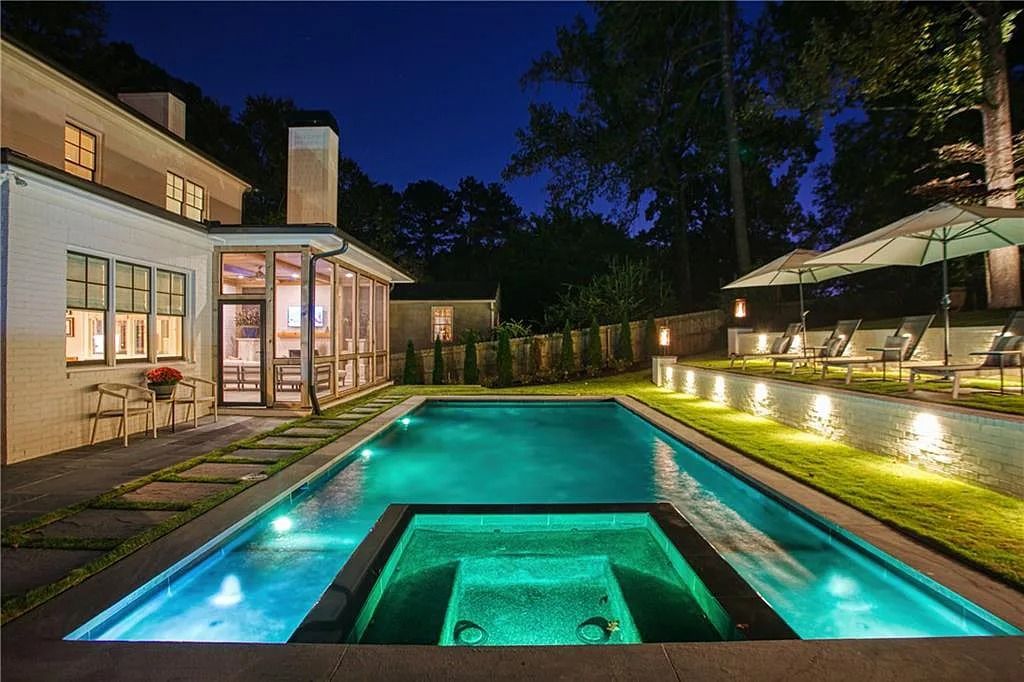 The Estate in Atlanta is a luxurious home beautifully maintained and move-in ready now available for sale. This home located at 3026 W Roxboro Rd NE, Atlanta, Georgia; offering 06 bedrooms and 06 bathrooms with 6,162 square feet of living spaces. 