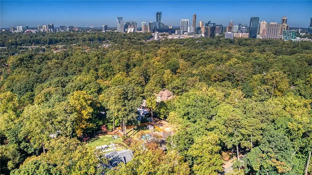 The Estate in Atlanta is a luxurious home beautifully maintained and move-in ready now available for sale. This home located at 3026 W Roxboro Rd NE, Atlanta, Georgia; offering 06 bedrooms and 06 bathrooms with 6,162 square feet of living spaces. 