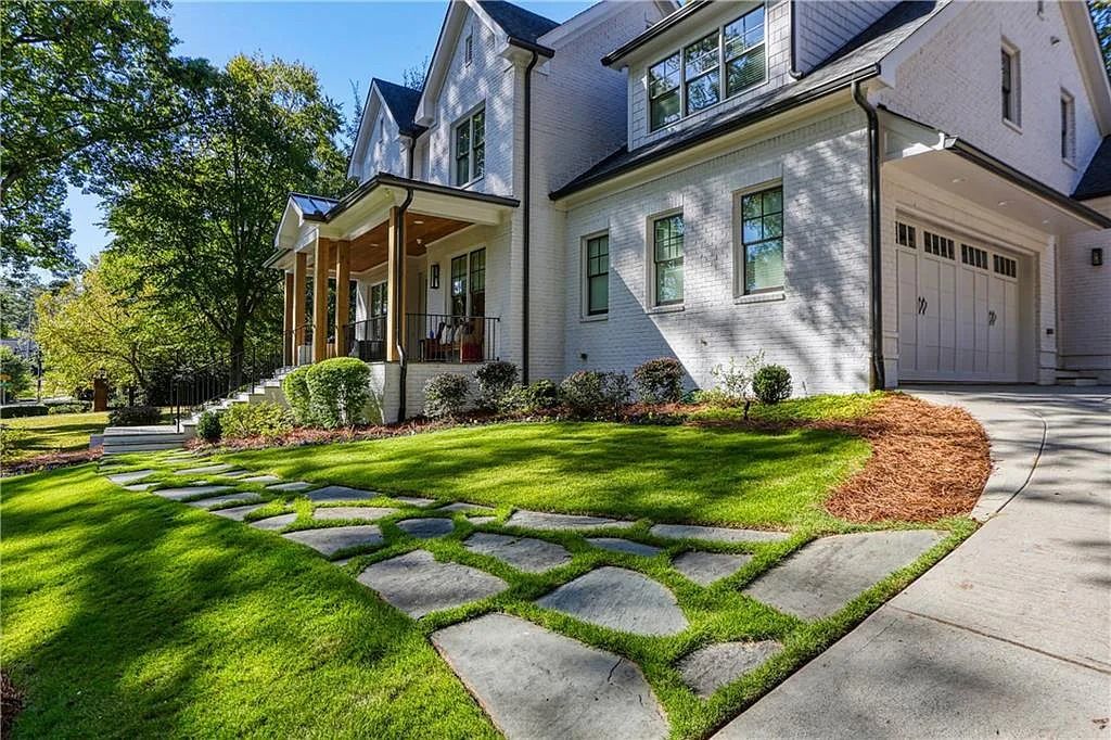 The Estate in Atlanta is a luxurious home beautifully maintained and move-in ready now available for sale. This home located at 3026 W Roxboro Rd NE, Atlanta, Georgia; offering 06 bedrooms and 06 bathrooms with 6,162 square feet of living spaces. 