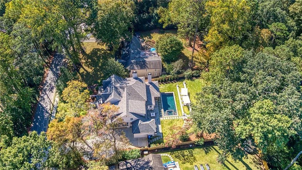 The Estate in Atlanta is a luxurious home beautifully maintained and move-in ready now available for sale. This home located at 3026 W Roxboro Rd NE, Atlanta, Georgia; offering 06 bedrooms and 06 bathrooms with 6,162 square feet of living spaces. 