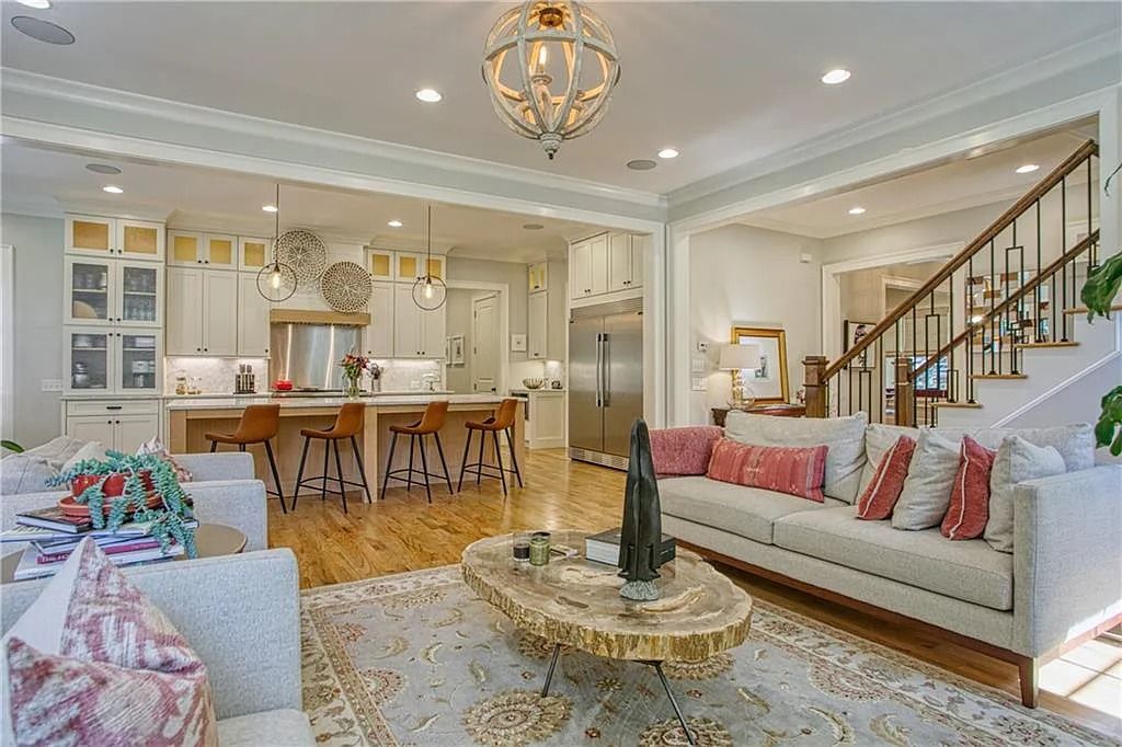 The Estate in Atlanta is a luxurious home beautifully maintained and move-in ready now available for sale. This home located at 3026 W Roxboro Rd NE, Atlanta, Georgia; offering 06 bedrooms and 06 bathrooms with 6,162 square feet of living spaces. 