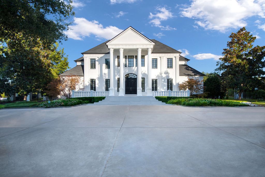 6917 Westcoat Drive, Colleyville, Texas is a gorgeous luxury estate has been recently updated with exquisite care and quality showcasing the perfect balance of comfort and luxury. 