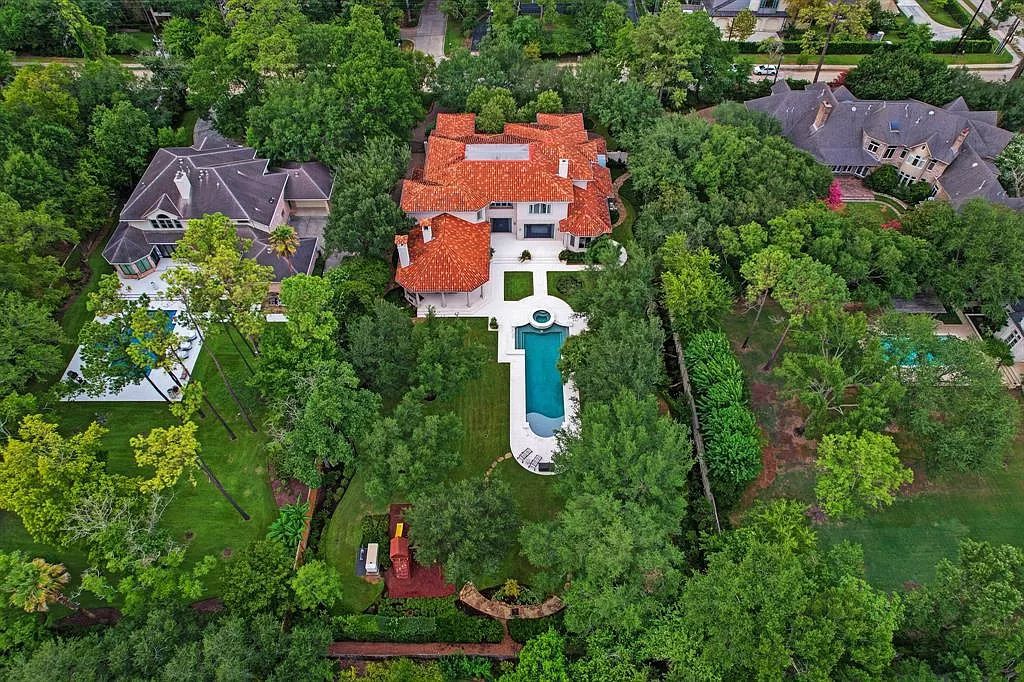 11111 Claymore Road, Houston, Texas is an extraordinary home on an amazing 0.95 acre lot with impressive amenities including temperature controlled wine room for 2200+ bottles, well-equipped kitchen, and more.