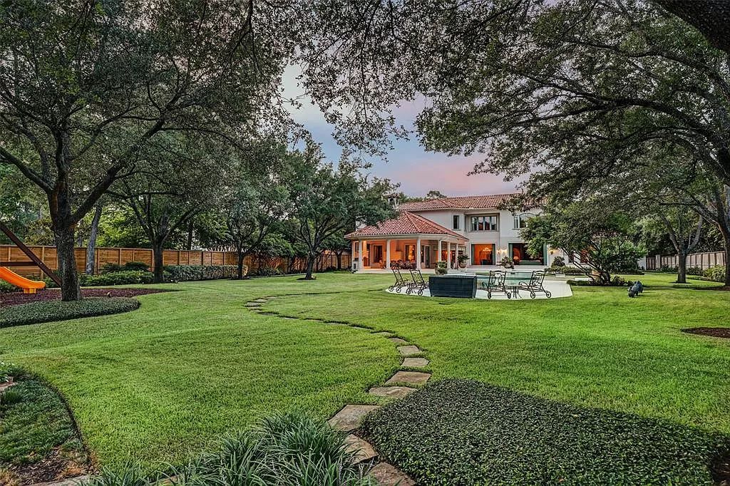 11111 Claymore Road, Houston, Texas is an extraordinary home on an amazing 0.95 acre lot with impressive amenities including temperature controlled wine room for 2200+ bottles, well-equipped kitchen, and more.
