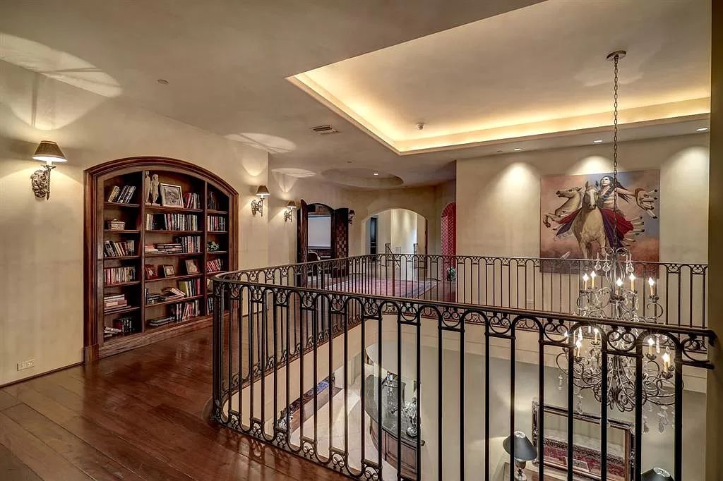 11111 Claymore Road, Houston, Texas is an extraordinary home on an amazing 0.95 acre lot with impressive amenities including temperature controlled wine room for 2200+ bottles, well-equipped kitchen, and more.