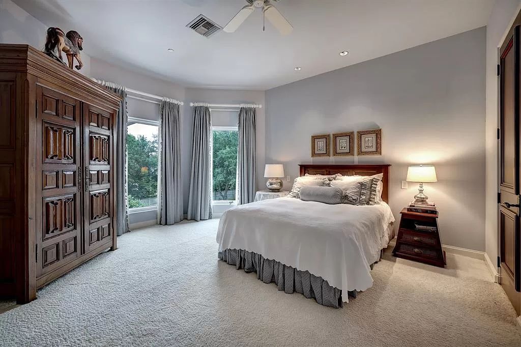 11111 Claymore Road, Houston, Texas is an extraordinary home on an amazing 0.95 acre lot with impressive amenities including temperature controlled wine room for 2200+ bottles, well-equipped kitchen, and more.