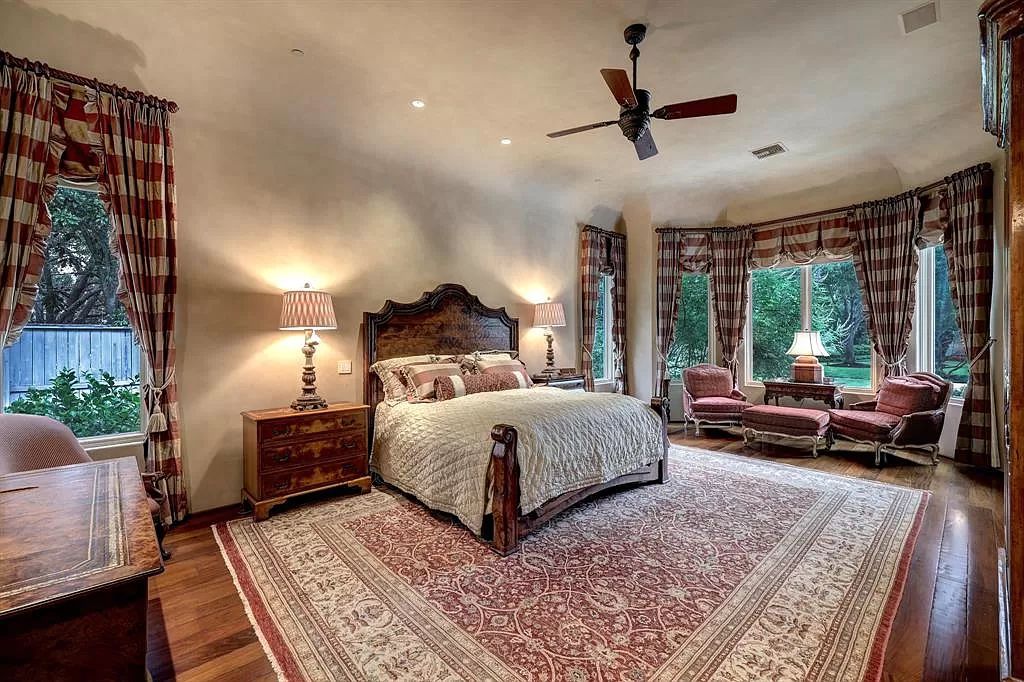 11111 Claymore Road, Houston, Texas is an extraordinary home on an amazing 0.95 acre lot with impressive amenities including temperature controlled wine room for 2200+ bottles, well-equipped kitchen, and more.