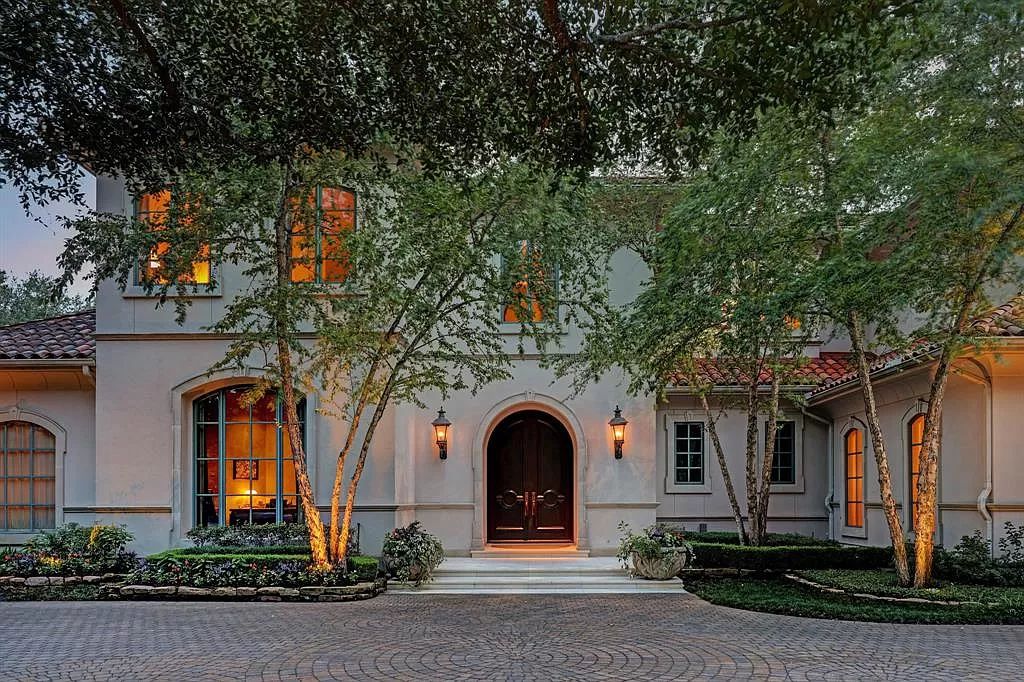 11111 Claymore Road, Houston, Texas is an extraordinary home on an amazing 0.95 acre lot with impressive amenities including temperature controlled wine room for 2200+ bottles, well-equipped kitchen, and more.