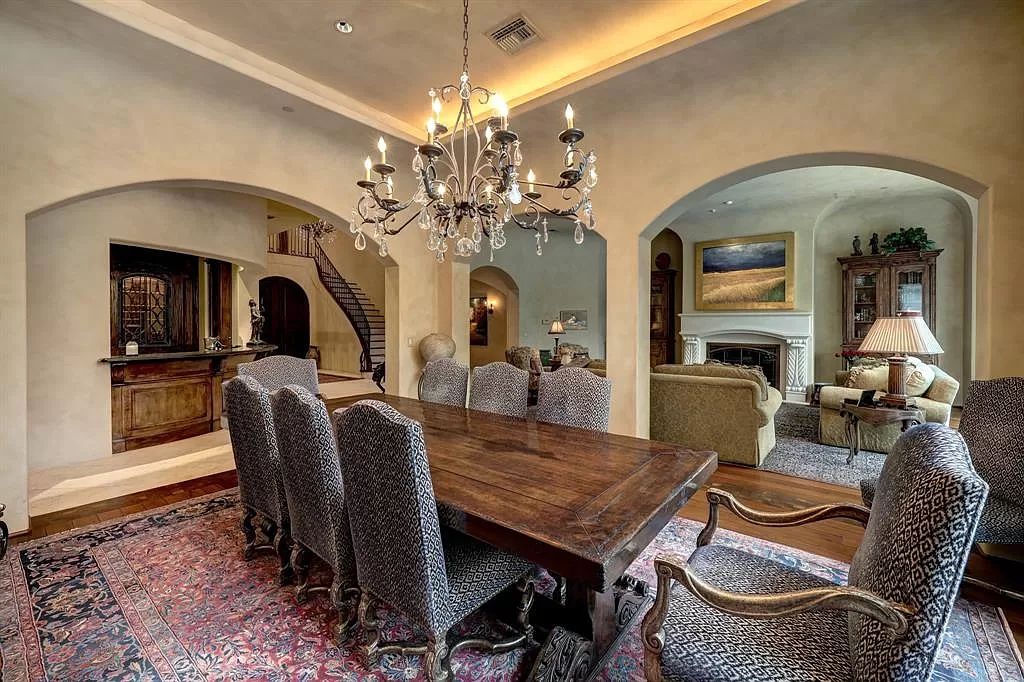 11111 Claymore Road, Houston, Texas is an extraordinary home on an amazing 0.95 acre lot with impressive amenities including temperature controlled wine room for 2200+ bottles, well-equipped kitchen, and more.