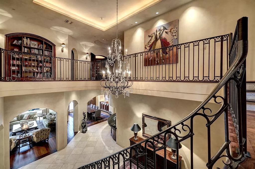 11111 Claymore Road, Houston, Texas is an extraordinary home on an amazing 0.95 acre lot with impressive amenities including temperature controlled wine room for 2200+ bottles, well-equipped kitchen, and more.