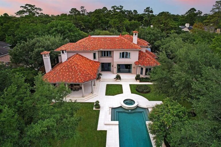 This Remarkable Home in Houston Features Superb Quality Throughout and Beautiful Vistas