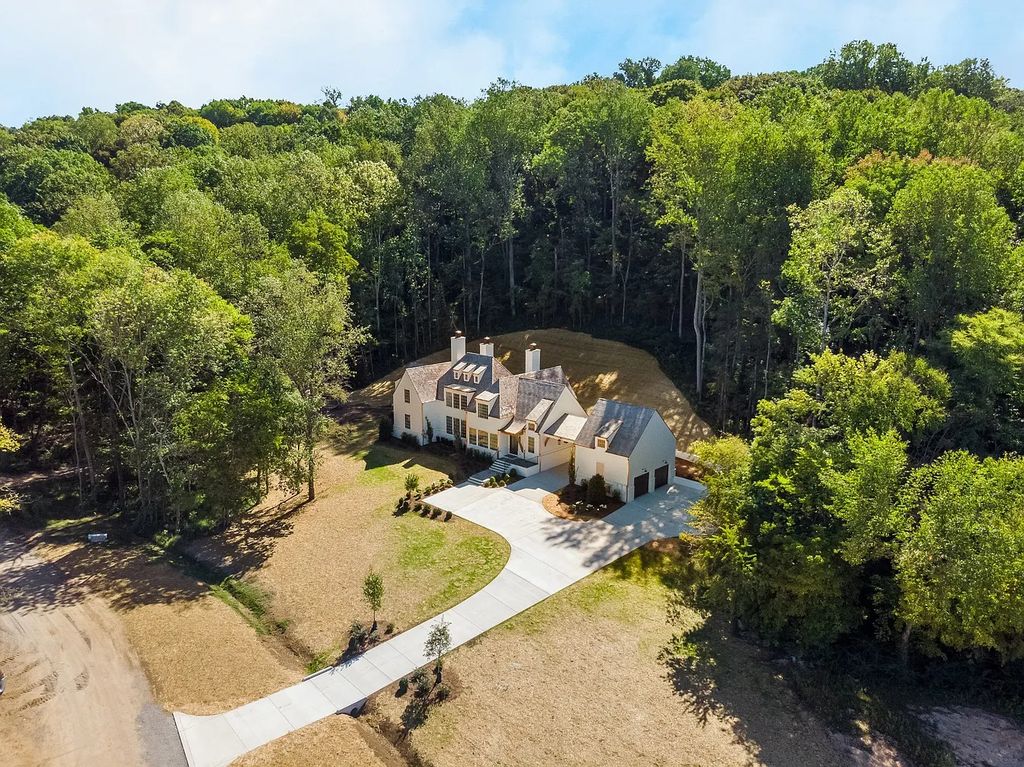 The Estate in Franklin is a luxurious home providing unsurpassed quality with attention to the smallest of details now available for sale. This home located at 3713 Panorama Valley Ln, Franklin, Tennessee; offering 05 bedrooms and 06 bathrooms with 5,200 square feet of living spaces.