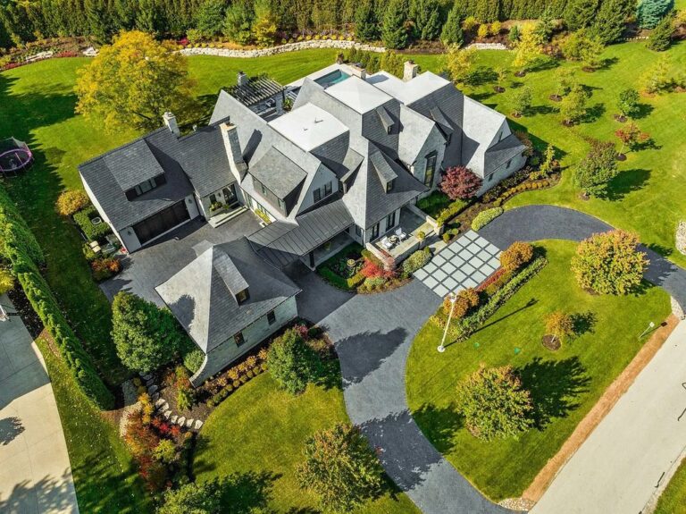 An Unprecedented Resortstyle Living Estate in Burr Ridge, Illinois