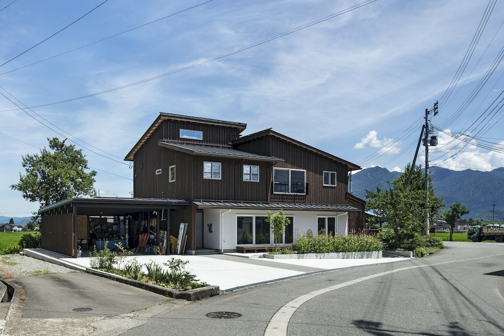 Villa UONUMA embodies intimacy and openness by Tsutsumi & Associates