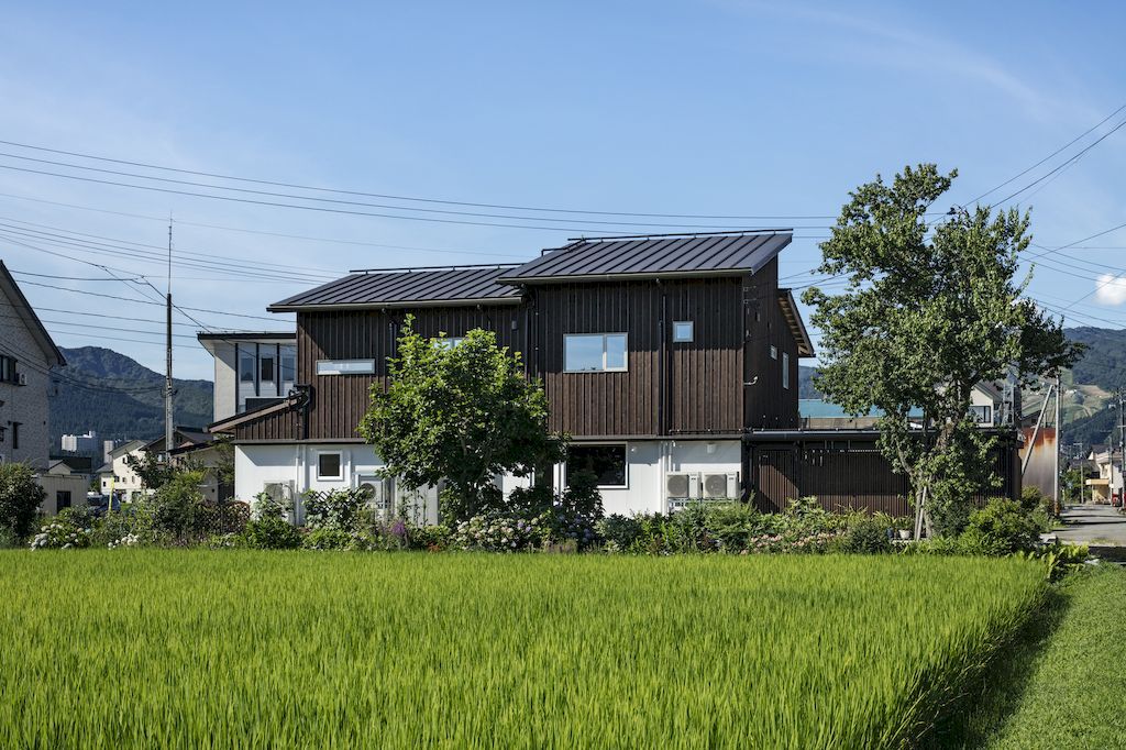 Villa UONUMA embodies intimacy and openness by Tsutsumi & Associates