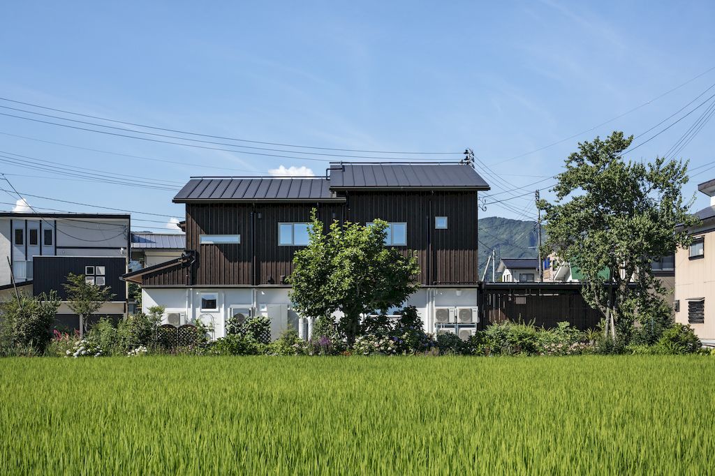 Villa UONUMA embodies intimacy and openness by Tsutsumi & Associates