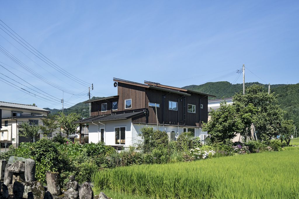 Villa UONUMA embodies intimacy and openness by Tsutsumi & Associates