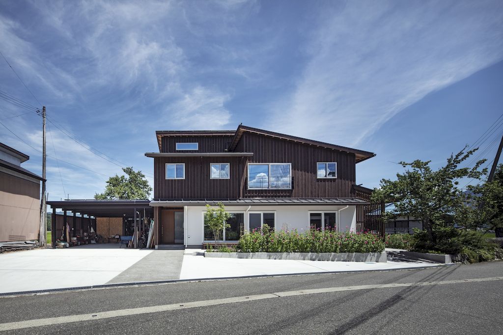 Villa UONUMA embodies intimacy and openness by Tsutsumi & Associates