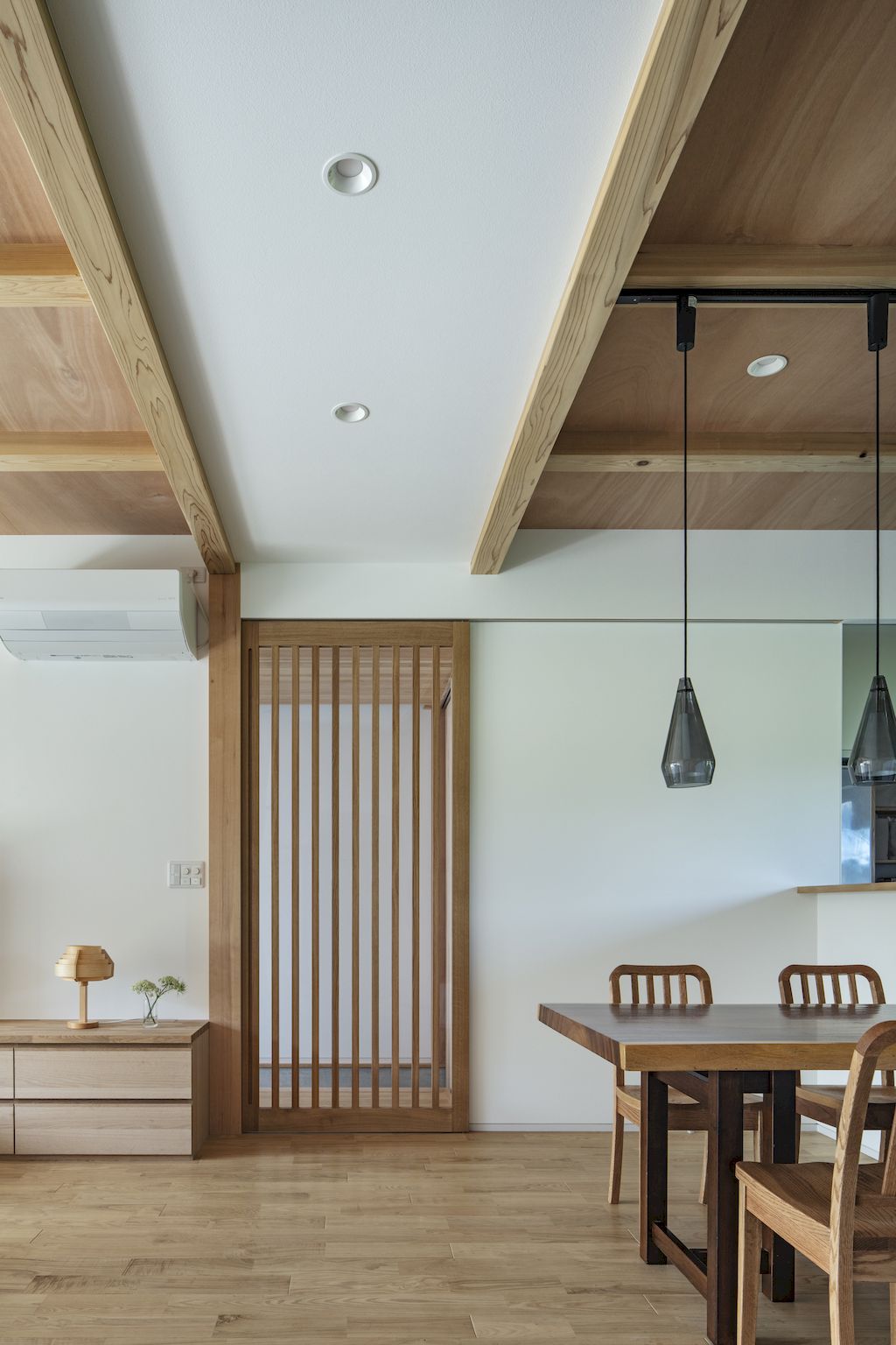 Villa UONUMA embodies intimacy and openness by Tsutsumi & Associates