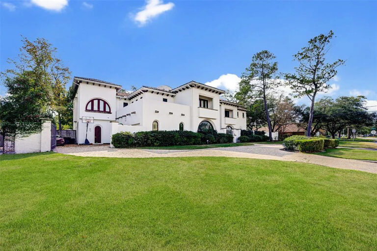 This $2.99 Million Luxurious Contemporary Estate in Houston Texas Is Perfect For Entertaining And Family Gathering With Backyard Haven