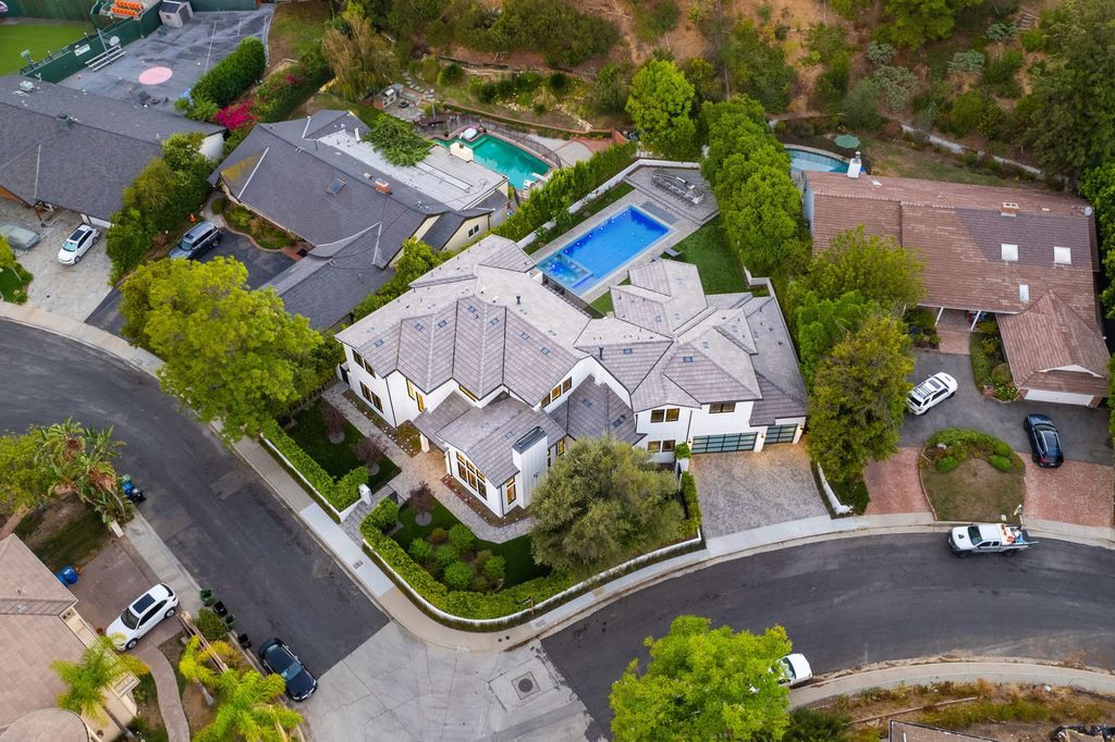 17173 Strawberry Drive, Encino, California is a gated chic farmhouse on a quiet cul de sac in the Encino Hills with the finest custom finishes and designer fixtures throughout the public rooms as well as a sprawling resort-like private backyard.