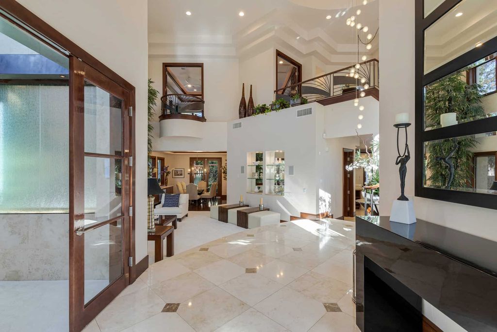 The living room in this traditional Georgian home boasts a number of dramatic elements, including high ceilings and big windows. The house has a distinctive design and sense of personality thanks to a carefully chosen blend of antique and modern pieces.