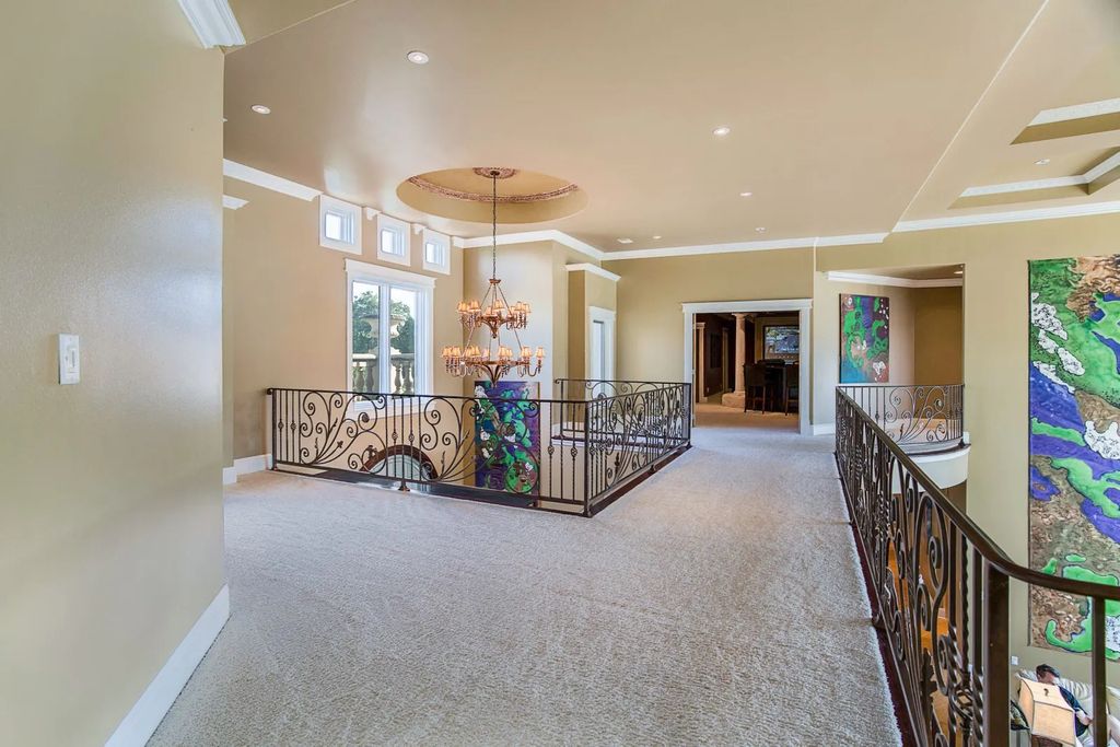 170 Cougar Terrace, Hot Springs, Arkansas is a luxury home greets you with soaring ceilings and panoramic views of the main channel of Lake Hamilton, designed with endless entertaining possibilities, the exquisite indoor amenities.