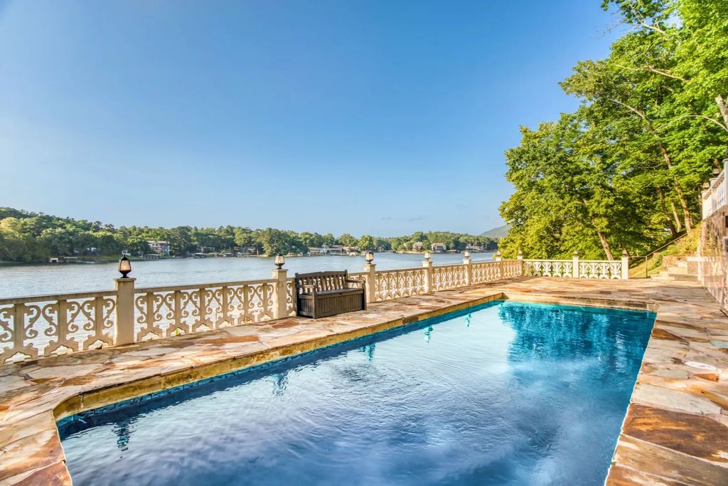 170 Cougar Terrace, Hot Springs, Arkansas is a luxury home greets you with soaring ceilings and panoramic views of the main channel of Lake Hamilton, designed with endless entertaining possibilities, the exquisite indoor amenities.