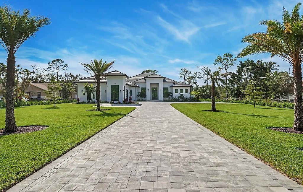 5750 Spanish Oaks Lane, Naples, Florida is a private gated community, with a large outdoor living space and full equipment. With estate on 2.27 acres and a location close to beaches, restaurants, the interstate, and the Ritz Carlton, this home has it all and will not last.