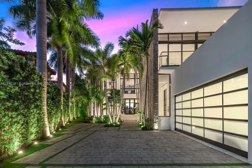 420 W Rivo Alto Drive, Miami Beach, Florida, is a tropical modern residence with seamless indoor-outdoor living and luxurious finishes on Venetian Island. When entering the house, there is a direct flow through a covered deck and panoramic water views.
