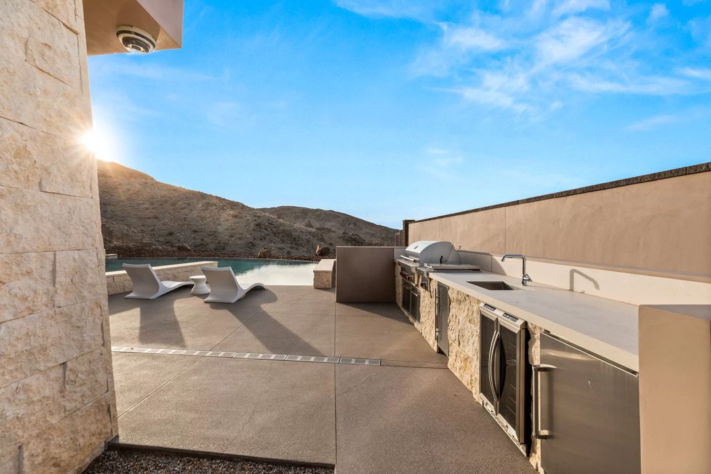 19 Sanctuary Peak Court, Henderson, Nevada is a custom sanctuary designed by Swaback Partners presents an artistic juxtaposition of light vs seclusion, rounded edges vs geometric angles, and spectacular realism vs illusion. 