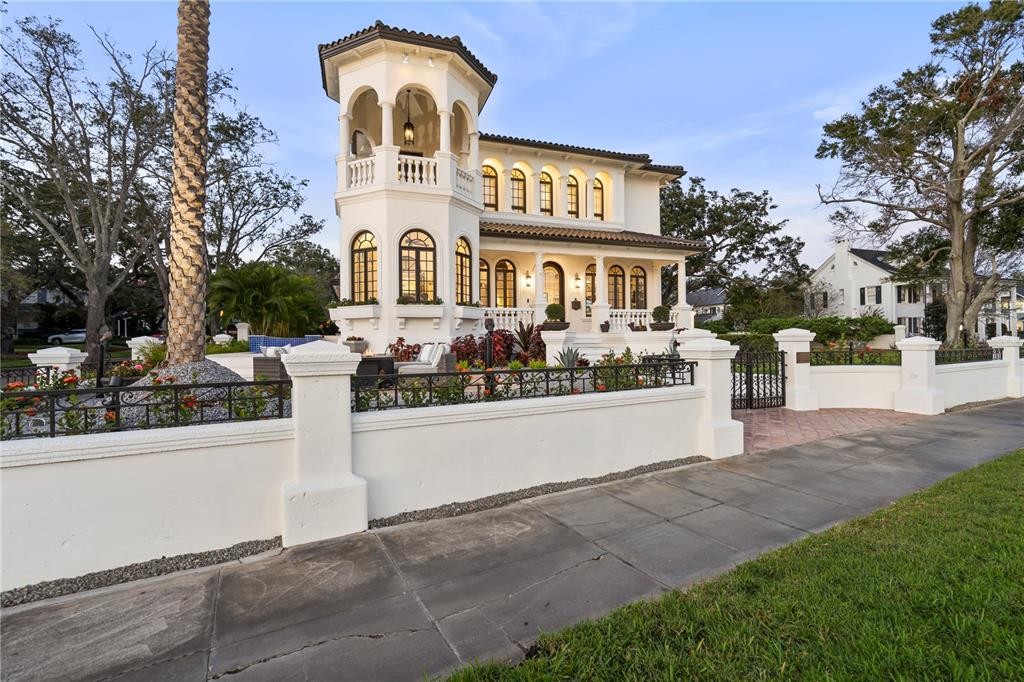 An-Elegantly-Exquisite-Estate-on-Iconic-Bayshore-Boulevard-in-Tampa-on-The-Market-for-The-First-Time-with-Asking-Price-6.3-Million-19