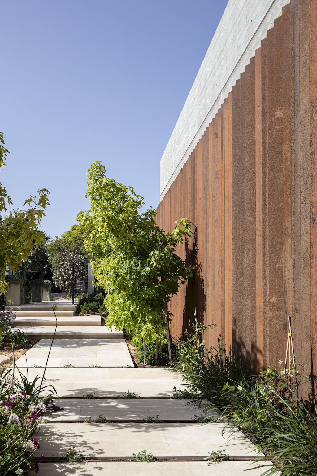 BD House with harmony & warmth by Blatman Cohen Architecture Design