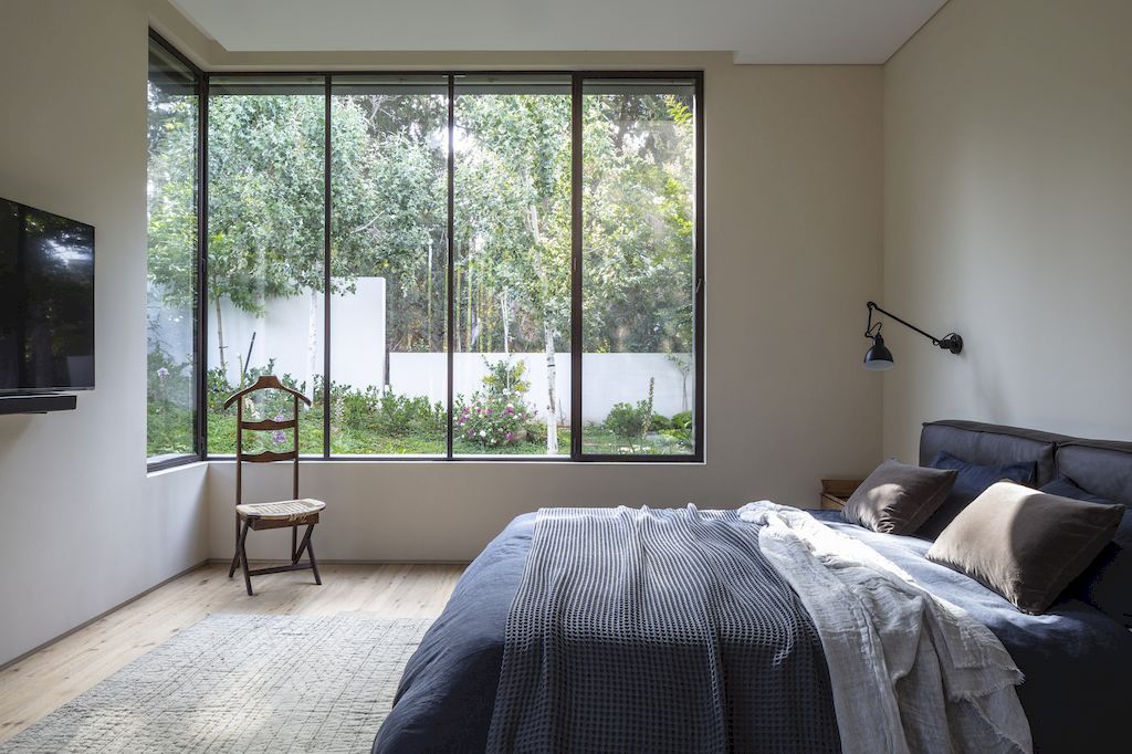 For a relaxing but unified style, the less saturated variations of the colors used in the standard rooms were chosen for the main bedroom. An intense midnight blue tone unifies the crisp whites and inky blacks in this composition.