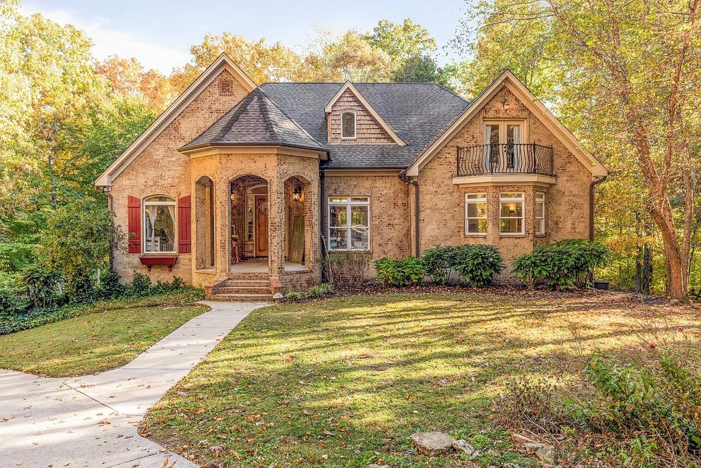 The Estate in Franklin is a luxurious home for anyone who loves nature and gardens now available for sale. This home located at 6011 Serene Valley Trl, Franklin, Tennessee; offering 04 bedrooms and 05 bathrooms with 4,072 square feet of living spaces.