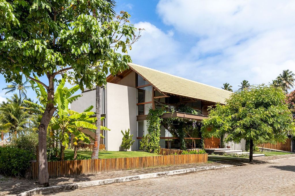 Beira-Mar Residence in Maragogi, Brazil by Porto Neves Arquitetura