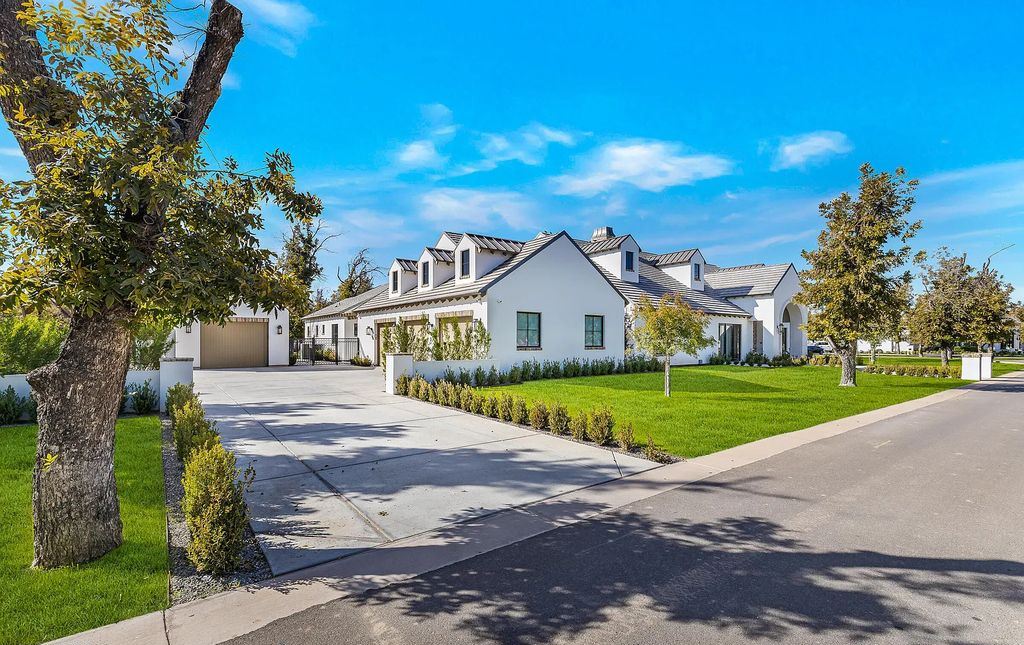 20509 E Cloud Road, Queen Creek, Arizona is a extraordinary property with the outdoor space has bluestone pavers, a large pool and spa, outdoor kitchen, outdoor fireplace, outdoor pizza oven, mature pecan trees and an assortment of professionally designed landscaping.