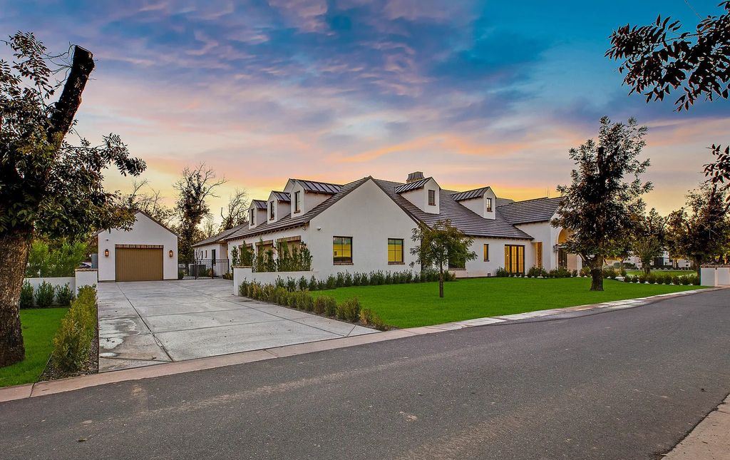 20509 E Cloud Road, Queen Creek, Arizona is a extraordinary property with the outdoor space has bluestone pavers, a large pool and spa, outdoor kitchen, outdoor fireplace, outdoor pizza oven, mature pecan trees and an assortment of professionally designed landscaping.