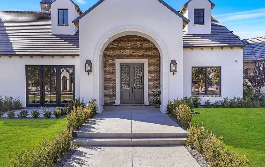 20509 E Cloud Road, Queen Creek, Arizona is a extraordinary property with the outdoor space has bluestone pavers, a large pool and spa, outdoor kitchen, outdoor fireplace, outdoor pizza oven, mature pecan trees and an assortment of professionally designed landscaping.