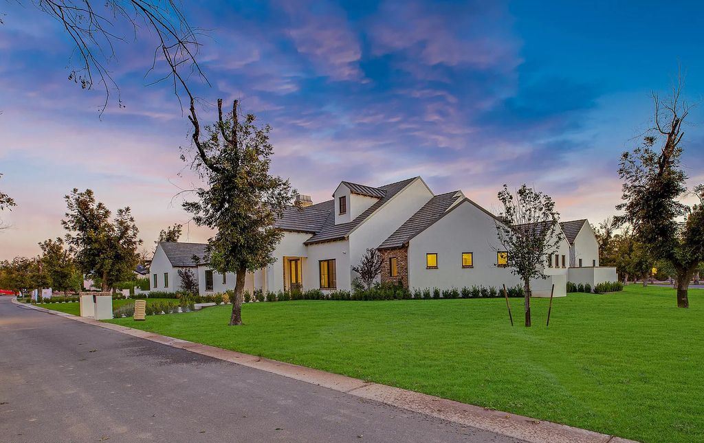 20509 E Cloud Road, Queen Creek, Arizona is a extraordinary property with the outdoor space has bluestone pavers, a large pool and spa, outdoor kitchen, outdoor fireplace, outdoor pizza oven, mature pecan trees and an assortment of professionally designed landscaping.