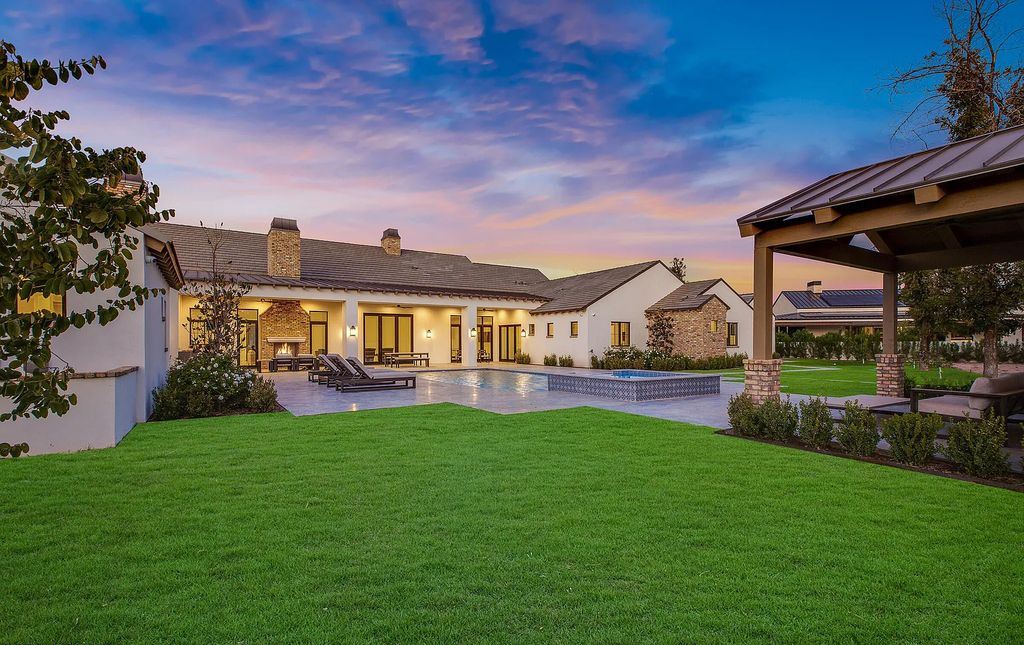 20509 E Cloud Road, Queen Creek, Arizona is a extraordinary property with the outdoor space has bluestone pavers, a large pool and spa, outdoor kitchen, outdoor fireplace, outdoor pizza oven, mature pecan trees and an assortment of professionally designed landscaping.