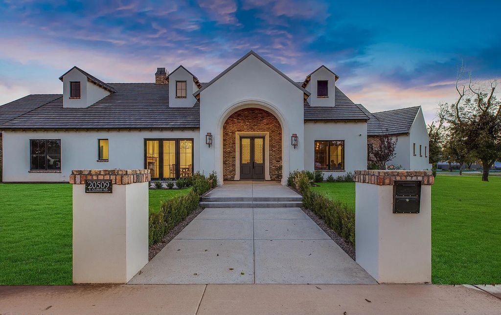 20509 E Cloud Road, Queen Creek, Arizona is a extraordinary property with the outdoor space has bluestone pavers, a large pool and spa, outdoor kitchen, outdoor fireplace, outdoor pizza oven, mature pecan trees and an assortment of professionally designed landscaping.