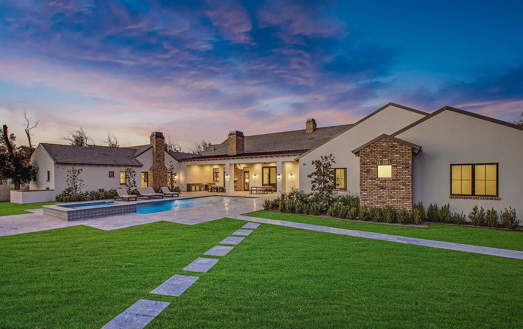 20509 E Cloud Road, Queen Creek, Arizona is a extraordinary property with the outdoor space has bluestone pavers, a large pool and spa, outdoor kitchen, outdoor fireplace, outdoor pizza oven, mature pecan trees and an assortment of professionally designed landscaping.