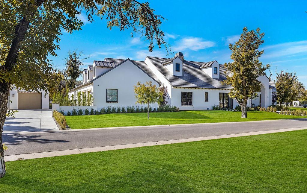 20509 E Cloud Road, Queen Creek, Arizona is a extraordinary property with the outdoor space has bluestone pavers, a large pool and spa, outdoor kitchen, outdoor fireplace, outdoor pizza oven, mature pecan trees and an assortment of professionally designed landscaping.