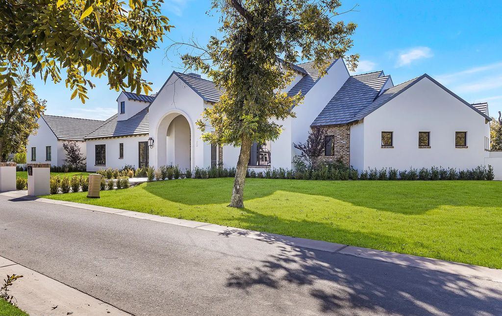 20509 E Cloud Road, Queen Creek, Arizona is a extraordinary property with the outdoor space has bluestone pavers, a large pool and spa, outdoor kitchen, outdoor fireplace, outdoor pizza oven, mature pecan trees and an assortment of professionally designed landscaping.