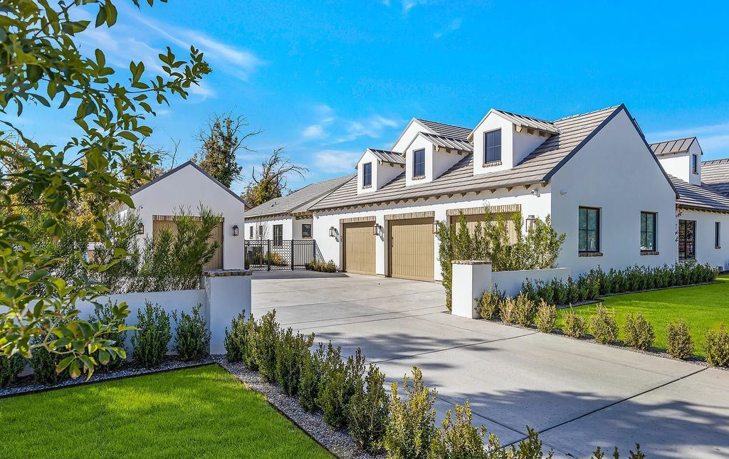 20509 E Cloud Road, Queen Creek, Arizona is a extraordinary property with the outdoor space has bluestone pavers, a large pool and spa, outdoor kitchen, outdoor fireplace, outdoor pizza oven, mature pecan trees and an assortment of professionally designed landscaping.